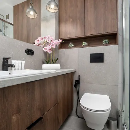 Stylish 2 Bedrooms With Air Conditioning Close To The Center By Renters Жешув