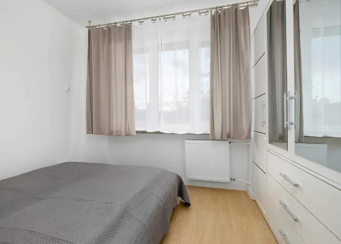 Stylish 2 Bedrooms With Air Conditioning Close To The Center By Renters Апартаменти Ряшів